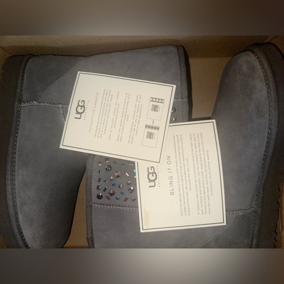 UGG CLASSIC SHORT STUD II CHARCOAL - Picture 4 of 10
